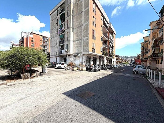 Appartamento trilocale in vendita in Via alessandro d'alessandro, Bagnoli, Napoli