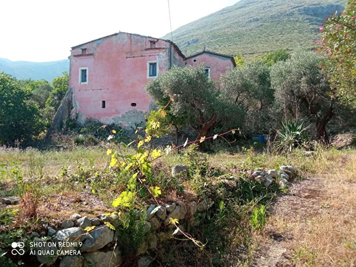 Casa con 7 locali in vendita in Via Pella, Formia