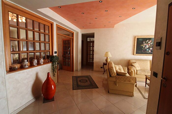 Appartamento con 6 locali in vendita in Via Etnea Carlentini, Carlentini