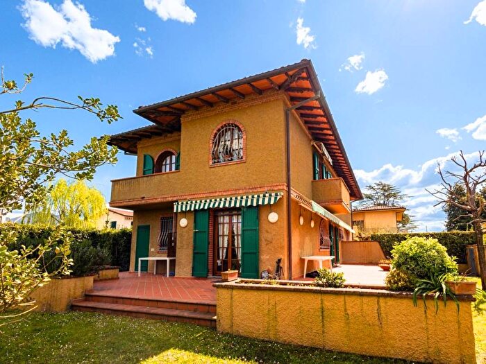 Casa con 6 locali in affitto in Viale Versilia, Centro, Forte dei Marmi