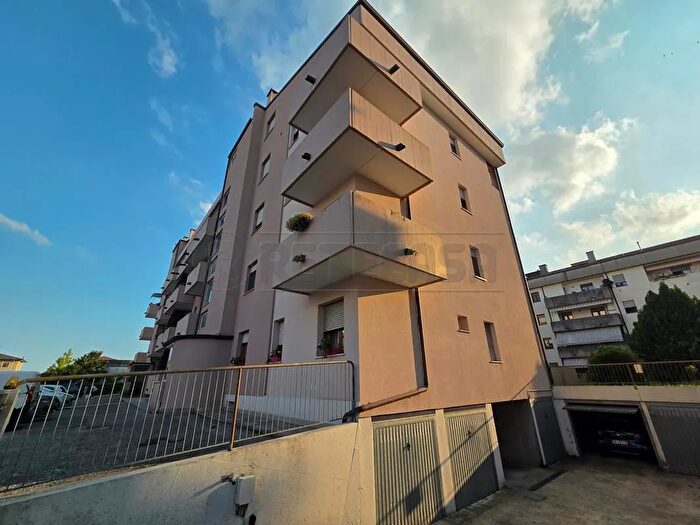 Appartamento con 6 locali in vendita in Via Vittorio Bachelet, Vicenza