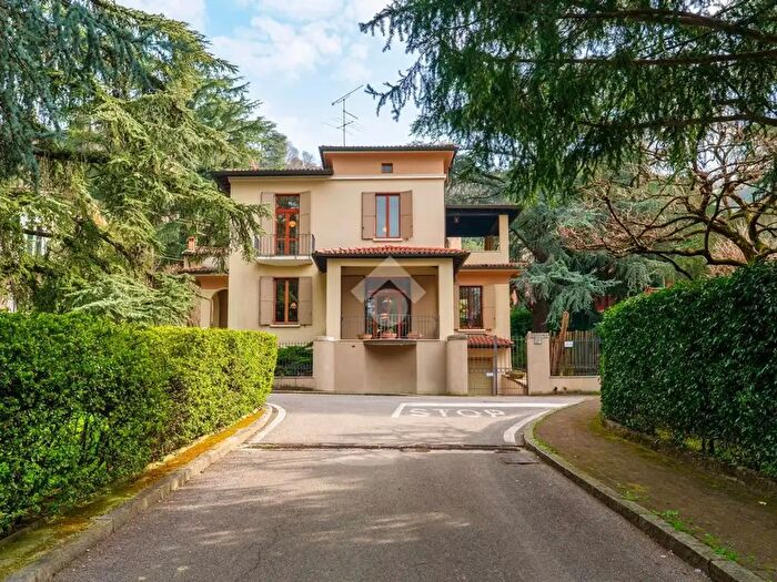 Casa con 8 locali in vendita in Villaggio Pasotti, Brescia