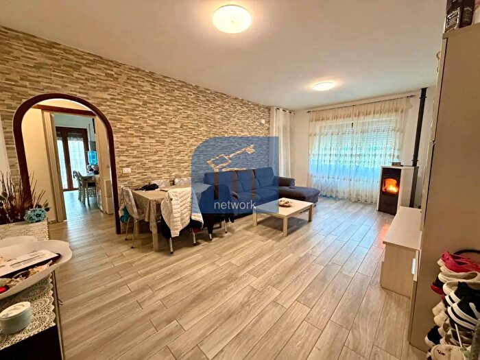 Appartamento trilocale in vendita in Via Polonia, Pomezia