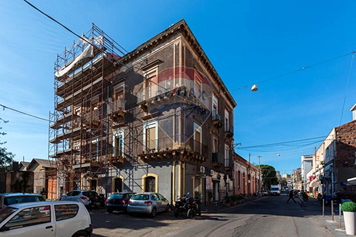Appartamento con 5 locali in vendita in Via Santa Maria della Catena, Catania