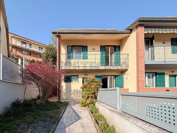 Casa con 8 locali in vendita in Via Molini, Creazzo