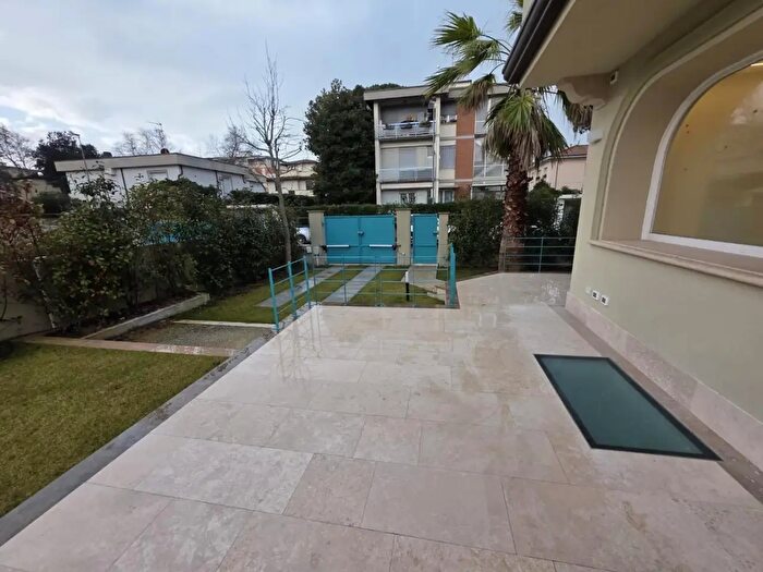 Appartamento con 5 locali in vendita in Viareggio