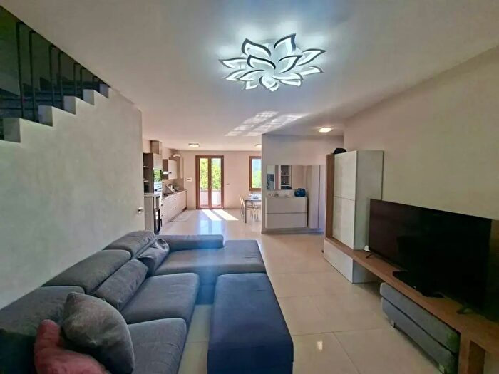 Casa con 9 locali in vendita in Bucine