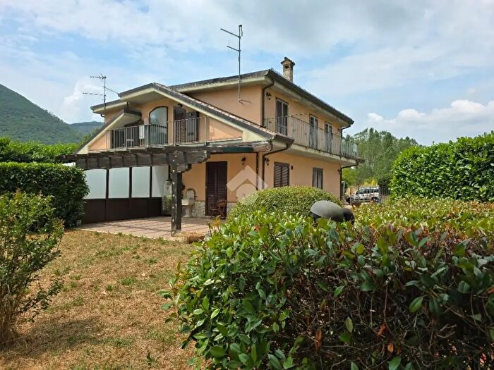 Casa quadrilocale in vendita in Via Colle delle Mele, Fiuggi
