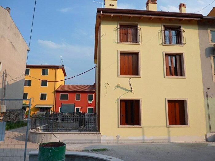 Appartamento trilocale in affitto in Via Camillo Benso di Cavour, Villafranca di Verona