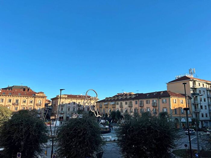 Appartamento quadrilocale in affitto in Piazza Michele Ferrero, Corso Langhe Moretta Corso Cortemilia, Alba