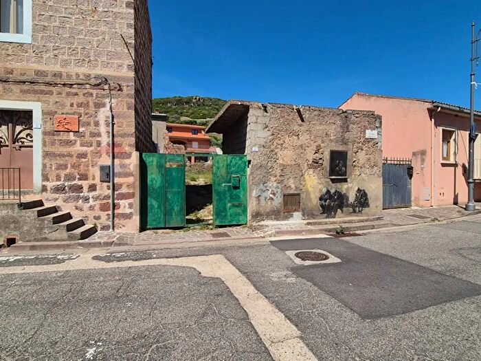 Casa con 10 locali in vendita in Allai