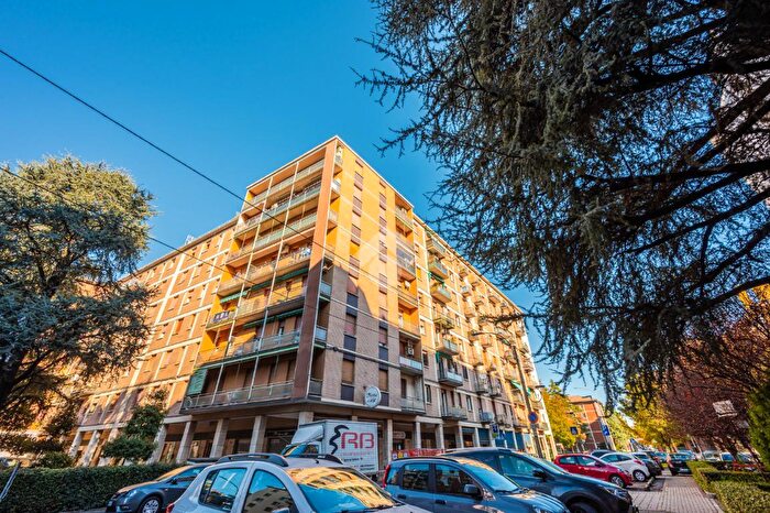 Appartamento trilocale in vendita in Via della Pietra, Bologna