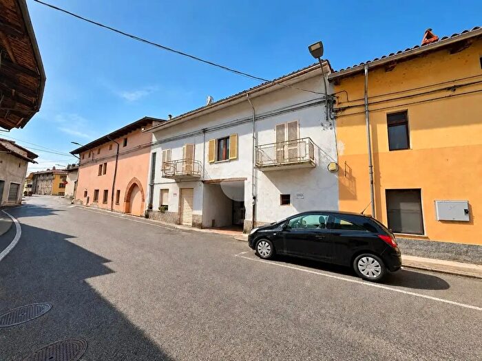 Casa con 9 locali in vendita in Corso Vittorio Emanuele, Albiano D'Ivrea