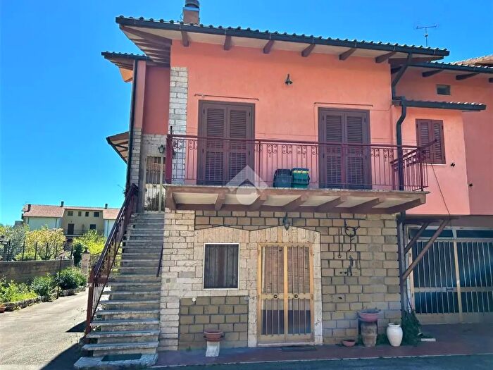 Casa trilocale in vendita in Via Cuzzoli E Cortellessa, Farnese