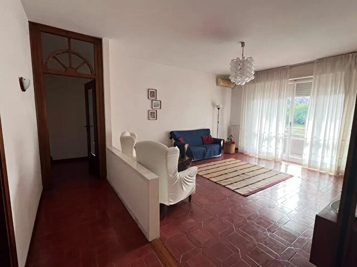 Appartamento con 6 locali in vendita in Massa