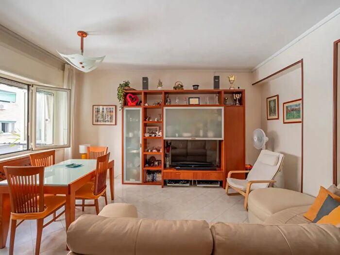 Appartamento trilocale in vendita in Via Terracina, Napoli