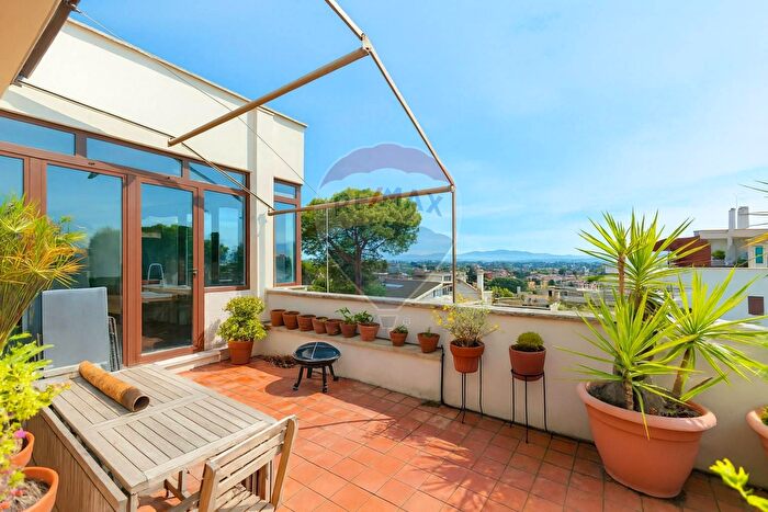 Appartamento con 5 locali in vendita in Via Casale Ghella, Roma