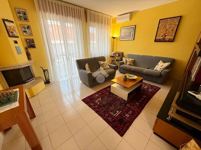 Appartamento quadrilocale in vendita in Via Alessandro Manzoni, Paullo