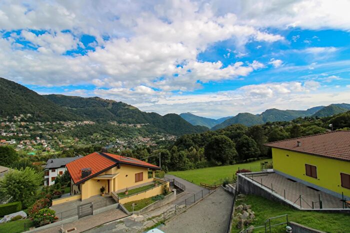 Appartamento trilocale in vendita in Via Passeggeri, Centro Valle Intelvi