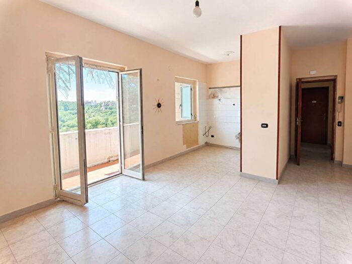 Appartamento trilocale in affitto in Calata Capodichino, Capodichino, Napoli