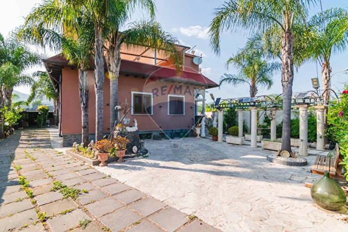 Casa con 6 locali in vendita in Via Pegno Quaderaro, Calatabiano