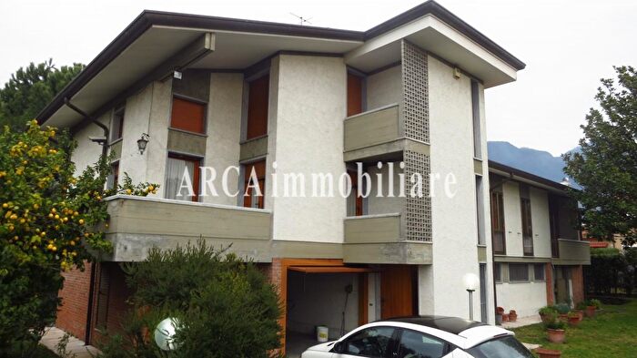 Casa con 12 locali in vendita in Seravezza