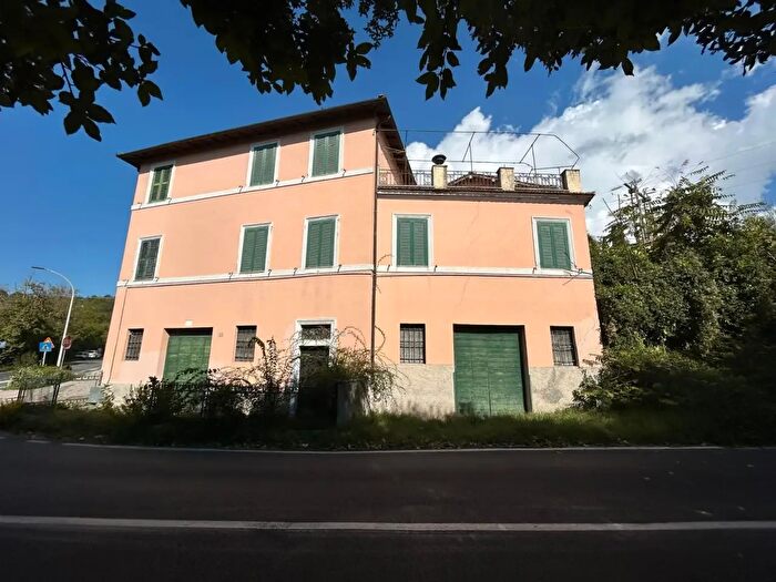 Casa con 17 locali in vendita in Via Casalina, Montopoli Di Sabina