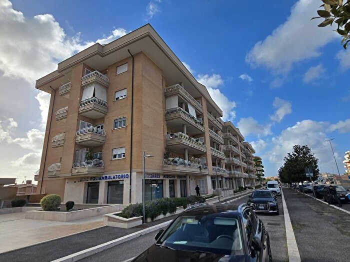 Casa trilocale in affitto in Viale Gianluigi Bonelli, Mezzocammino, Roma