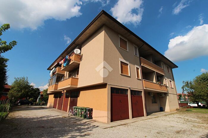 Appartamento trilocale in vendita in Via Negrin, Camisano Vicentino