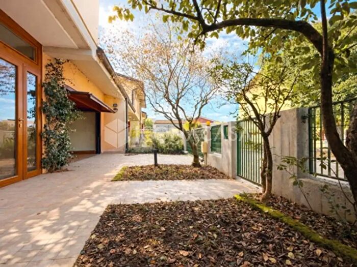 Appartamento con 8 locali in vendita in Strada Costabissara, Vicenza