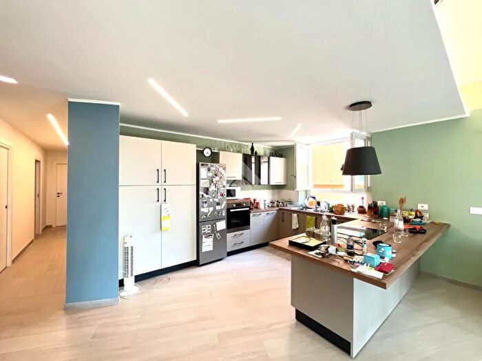 Appartamento con 5 locali in vendita in Piazza Cavour, Genova