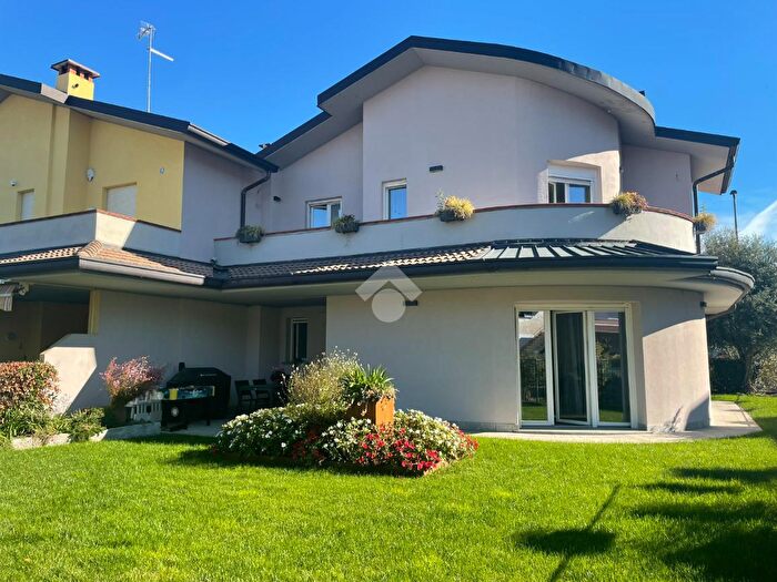 Casa quadrilocale in vendita in Via Cappelletti, Cardano Al Campo