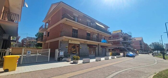 Appartamento trilocale in vendita in Viale Francia Pomezia, Pomezia