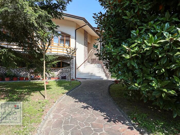 Casa con 12 locali in vendita in Borgo Virgilio