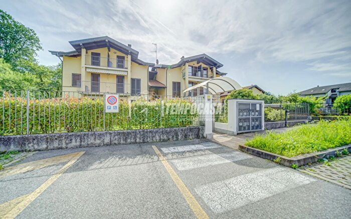 Appartamento quadrilocale in vendita in Via Cristoforo Colombo, Albizzate