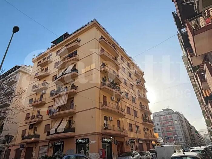 Appartamento trilocale in vendita in Via Aurispa, Palermo