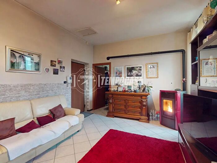 Appartamento trilocale in vendita in Via allIsola, Carate Brianza