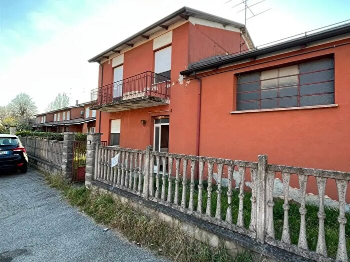 Casa con 7 locali in vendita in Guastalla