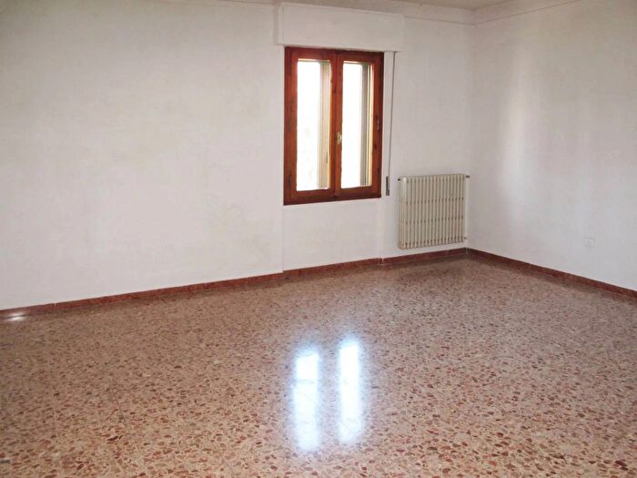 Appartamento con 5 locali in vendita in Via Albano Laziale Prato, Prato