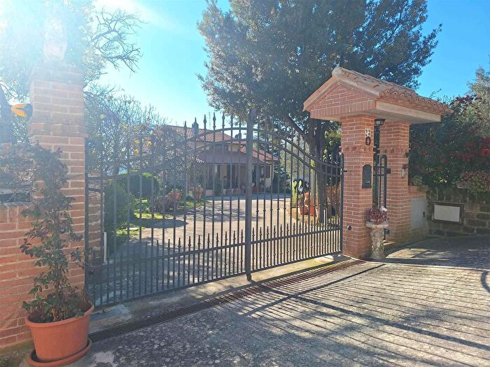 Casa con 9 locali in vendita in San Severino Marche