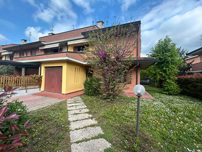 Casa con 5 locali in vendita in Mirandola