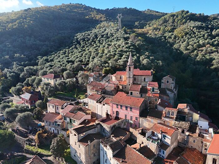 Casa con 5 locali in vendita in Piazza Santissimi Cosma E Damiano, Pietrabruna