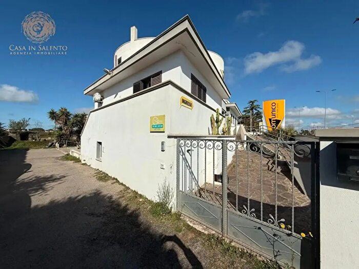 Casa con 10 locali in vendita in Tricase