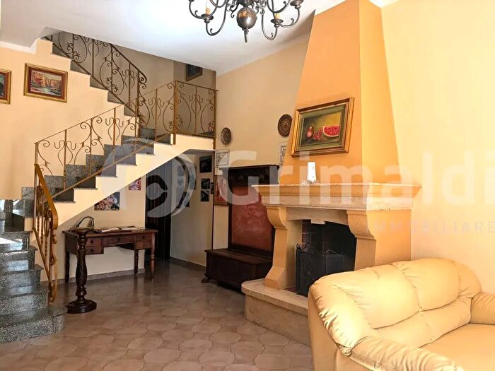Casa con 9 locali in vendita in Via Roma, Sannicola
