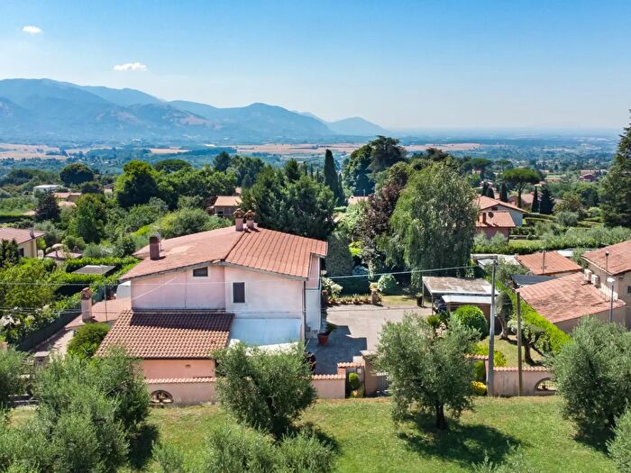 Casa quadrilocale in vendita in Via Leonardo da Vinci, Lariano