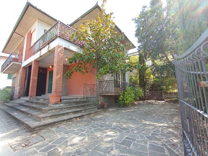 Appartamento con 14 locali in vendita in Foiano Della Chiana