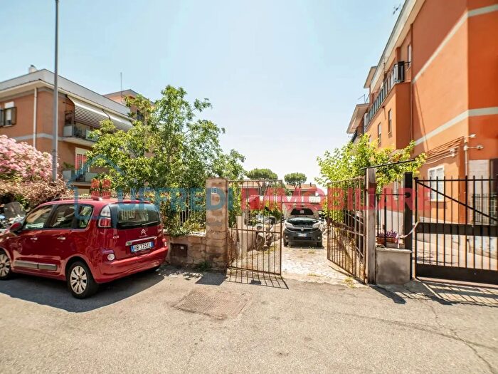 Casa trilocale in vendita in Via Cittareale, Roma