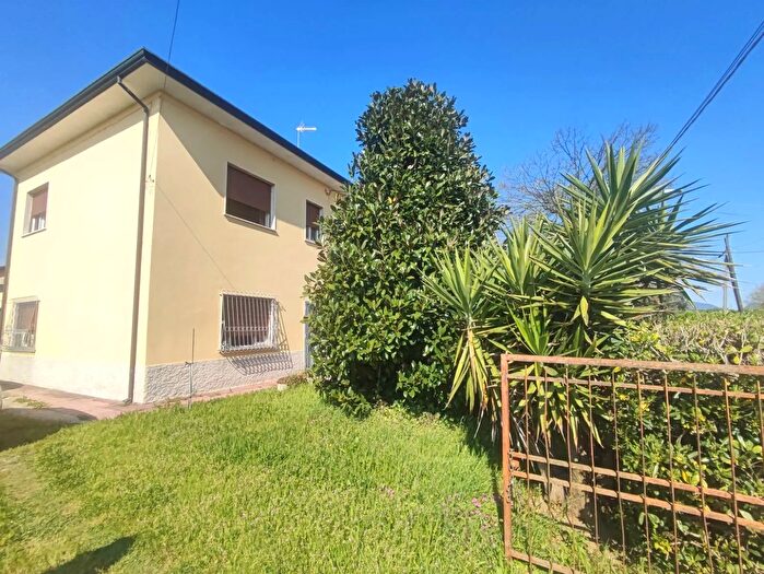 Casa con 6 locali in vendita in Viareggio