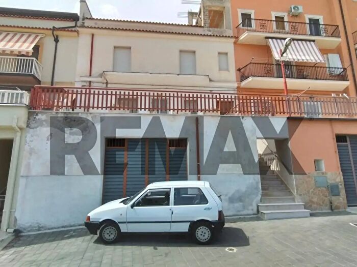 Casa quadrilocale in vendita in Via Umberto Giordano, Carpino