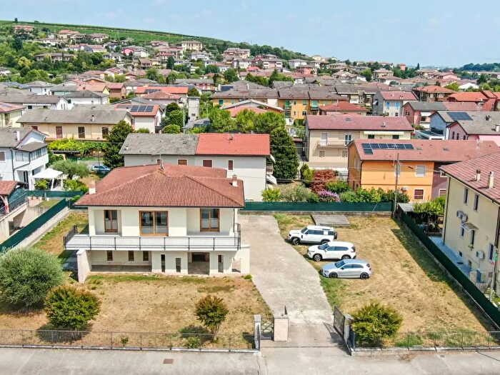 Casa con 5 locali in vendita in Via Montanara, Colognola Ai Colli